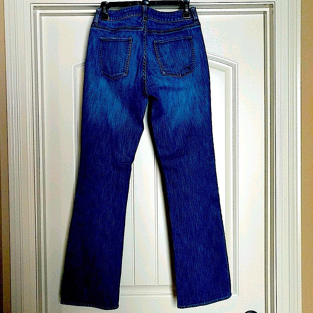 NEW YORK & COMPANY Barely Boot Cut. Size 6 Jeans.